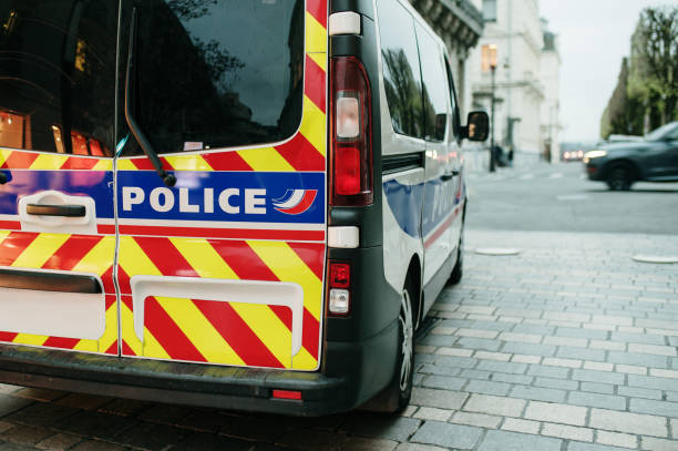 IL INHALE DU GAZ HILARANT DEVANT LES POLICIERS
