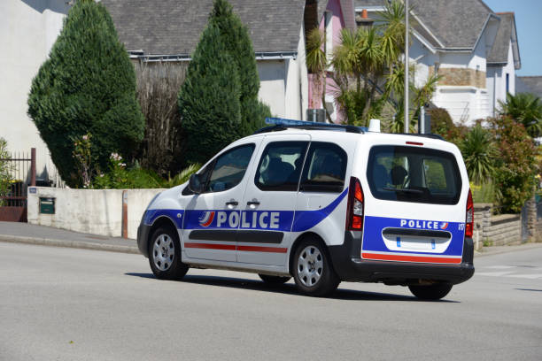 UN ADO VOL LA VOITURE QU'IL VENAIT DE RÉPARER À SAINT-ÉTIENNE