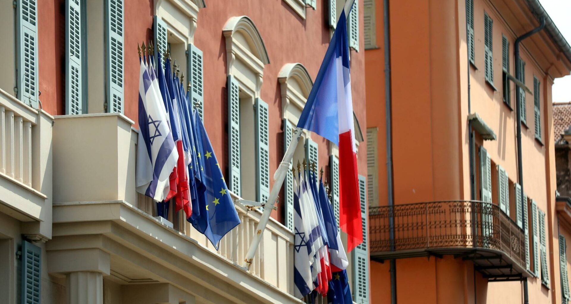 Christian Estrosi va bien retirer les drapeaux israéliens du fronton de la mairie de Nice... et installe un kakémono