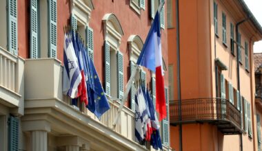Christian Estrosi va bien retirer les drapeaux israéliens du fronton de la mairie de Nice... et installe un kakémono