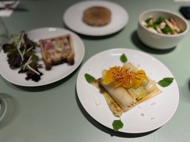 Poireau vinaigrette à l'orange, pâté en croûte, aspic au foie gras et aspic... Thierry Marx revisite les plats d'antan pour le plus grand plaisir des amoureux de la cuisine traditionnelle 