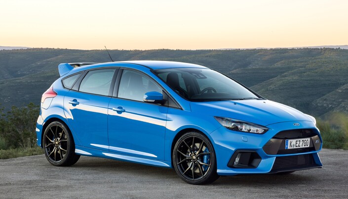 Révélée fin 2015 puis lancée début 2016, la Ford Focus 3 RS se signale par une pléthore d'accessoires aérodynamiques et des jantes spécifiques. Elle n'est disponible qu'en 5 portes.