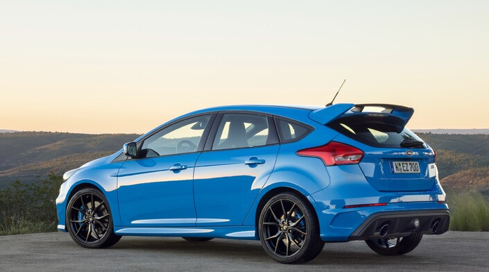 A l'arrière, la Ford Focus RS s'équipe d'un aileron imposant et d'un diffuseur, deux éléments renforçant l'appui aéro.