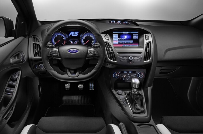 Le tableau de la Ford Focus RS manque un peu de spécificité, vu le pedigree de la voiture.