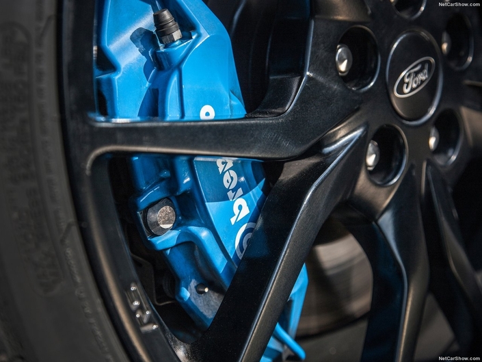 La Ford Focus 3 RS étant assez lourde (1 599 kg), elle s'équipe de grands disques de frein (350 mm) pincés par des étriers à 4 pistons.