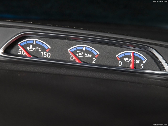 Au sommet de la console centrale de la Ford Focus RS trônent trois jauges renseignant sur le moteur. Le genre de détail qui donne le sourire.