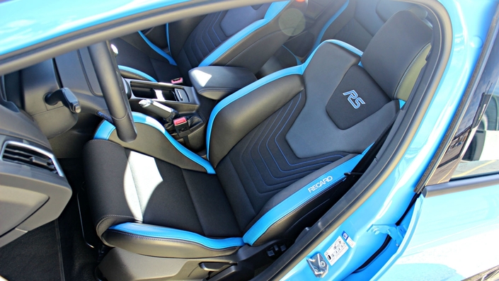 Les sièges Recaro d'origine procurent déjà un excellent maintien et un confort appréciable.