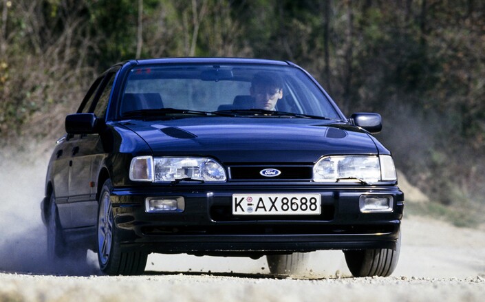 Apparue en 1990, la Ford Sierra Cosworth 4x4 réalise un superbe compromis entre luxe et sportivité, avec sa sellerie cuir et ses 220 ch.