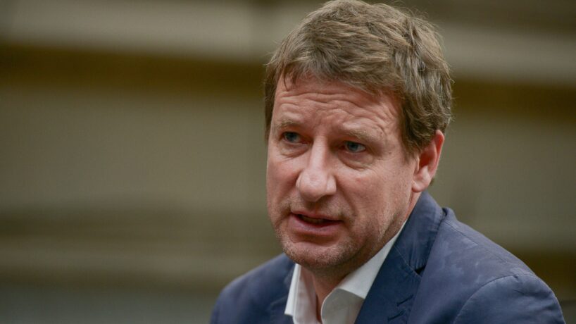 Accusé d’avoir diffamé TotalEnergies, Yannick Jadot relaxé par le tribunal