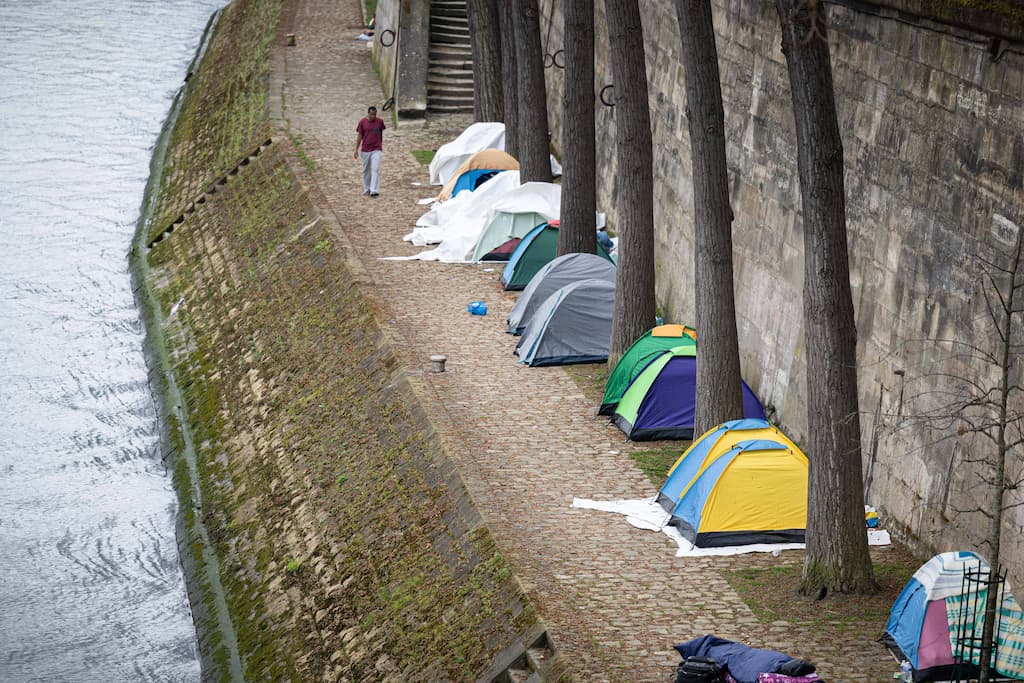 Des tentes ont également étés détruites sur les quais de Seine © Thomas Hubert/Sipa/SIPA