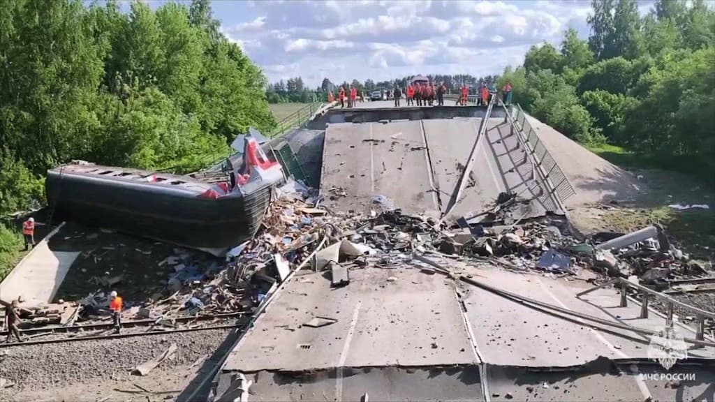 Un des deux ponts qui s'est effondré en Russie. © /SPUTNIK/SIPA