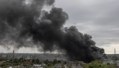 De la fumée s'élevant au-dessus d'une zone frappée par bombardement russe sur Kharkiv, en Ukraine, le 17 mai 2024