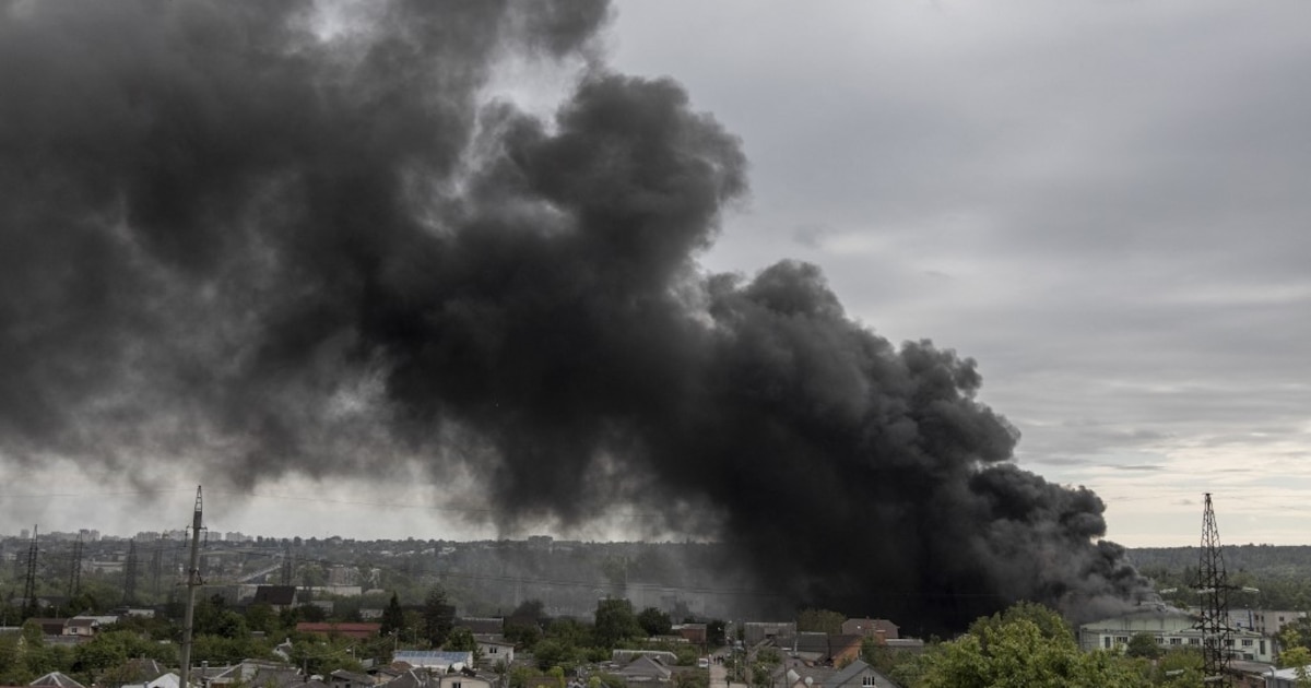 De la fumée s'élevant au-dessus d'une zone frappée par bombardement russe sur Kharkiv, en Ukraine, le 17 mai 2024