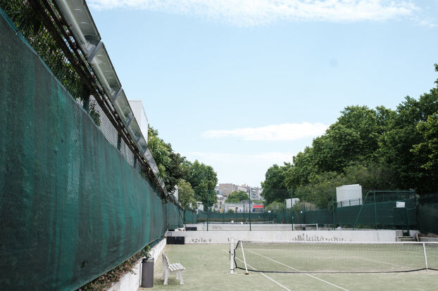 Complexe sportif Pereire (XVIIe) jeudi 12 juin. Les courts sont éclairés par une unique barre latérale composée de plusieurs spots. LP/Arnaud Dumontier