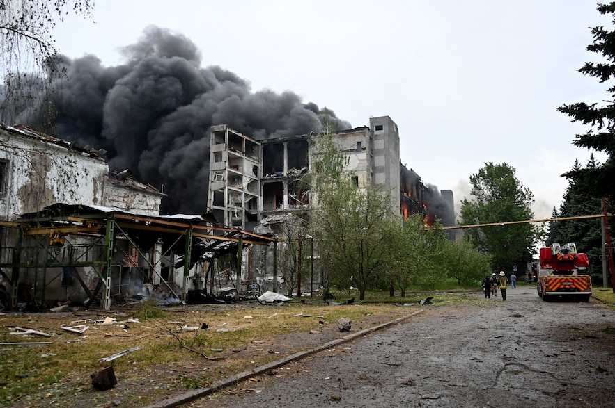 Des pompiers luttent contre un incendie dans un immeuble après une série d'attaques russes contre la ville de Kharkiv, dans l'est de l'Ukraine, le 7 juin 2025