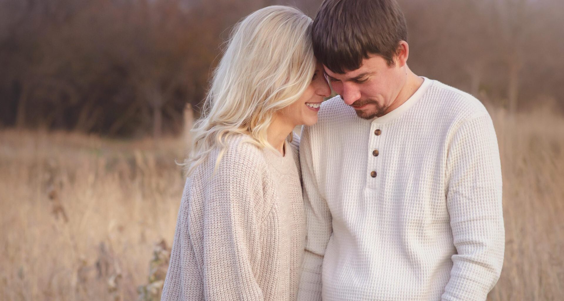 Qu'est-ce-que le Henley ? Cette pièce « masculine » que les filles s’approprient cet été