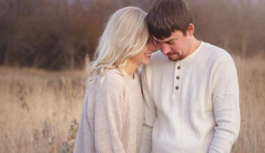 Qu'est-ce-que le Henley ? Cette pièce « masculine » que les filles s’approprient cet été