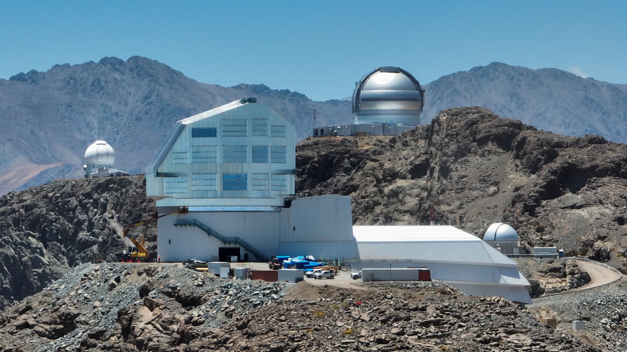 Vue aérienne de l'Observatoire Vera C. Rubin (à gauche) et de l'Observatoire Gemini Sur (à droite) situés sur la colline de Pachon, dans la région de Coquimbo, au Chili, le 24 janvier 2024.