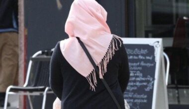 Reims : une femme voilée porte plainte, accusant une vingtaine d’individus de l’avoir agressée pour son foulard