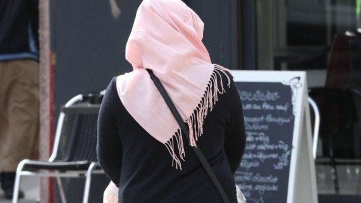 Reims : une femme voilée porte plainte, accusant une vingtaine d’individus de l’avoir agressée pour son foulard