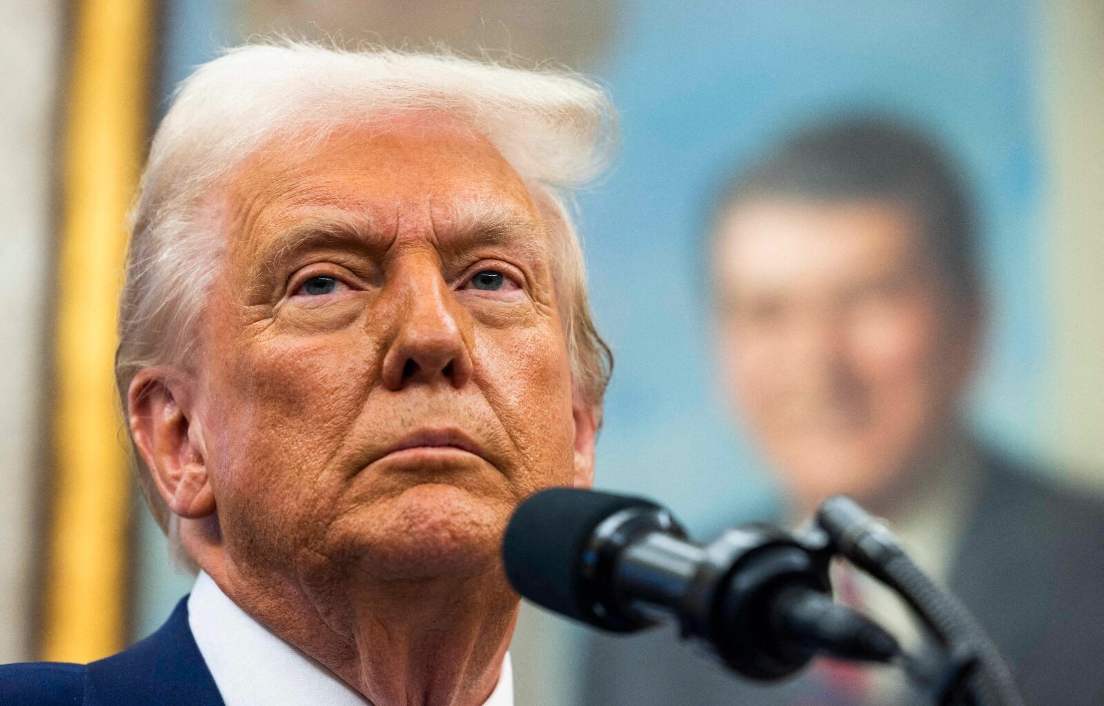La directrice du renseignement alerte : le monde est « au bord de l’anéantissement nucléaire », alors Trump pense à la virer