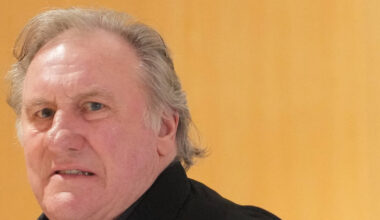Accusé d’avoir agressé le «roi des paparazzi» en Italie, Gérard Depardieu jugé ce mardi à Rome – Libération