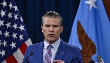 WASHINGTON DC, ETATS-UNIS - 26 JUIN : Le secrétaire américain à la Défense Pete Hegseth et le président de l'état-major interarmées Dan Caine tiennent une conférence de presse conjointe dans la salle de presse du Pentagone à Washington DC, Etats-Unis, le 26 juin 2025. Celal Gunes / Anadolu (Photo by Celal Gunes / Anadolu via AFP)