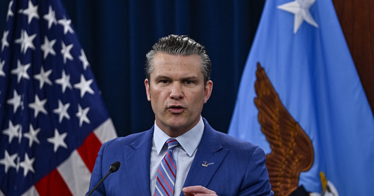 WASHINGTON DC, ETATS-UNIS - 26 JUIN : Le secrétaire américain à la Défense Pete Hegseth et le président de l'état-major interarmées Dan Caine tiennent une conférence de presse conjointe dans la salle de presse du Pentagone à Washington DC, Etats-Unis, le 26 juin 2025. Celal Gunes / Anadolu (Photo by Celal Gunes / Anadolu via AFP)