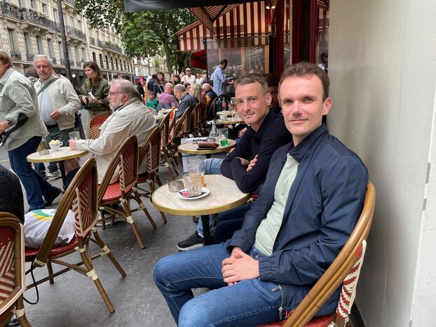 Pour Sébastien et Pierre, l'affiche est à l'image du climat tendu dans le monde. LP/Christine Henry
