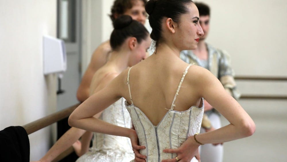 À l'École nationale de danse de Marseille (8e), les petits rats se préparent au traditionnel spectacle de fin d'année à l'Opéra.