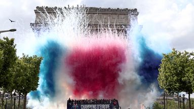 À la fin de la parade, l'Arc de Triomphe s'est paré des couleurs du PSG. - Thibaud MORITZ / AFP