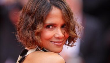 En vidéo, Halle Berry perd le bas de son bikini, mais garde le sens de l’humour