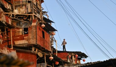 Chen Tianming devant sa "maison clou" à Xingyi, dans la province du Guizhou, le 20 mai 2025 au sud-ouest de la Chine (Pedro PARDO)