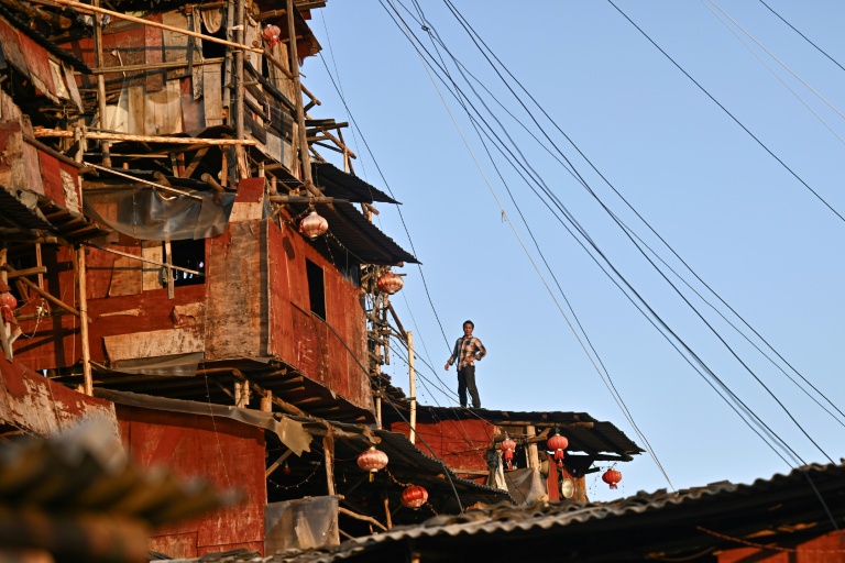 Chen Tianming devant sa "maison clou" à Xingyi, dans la province du Guizhou, le 20 mai 2025 au sud-ouest de la Chine (Pedro PARDO)