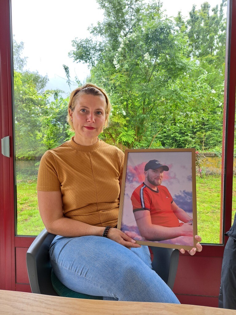 cette mère poursuit son combat pour trouver les responsables de la mort de son fils