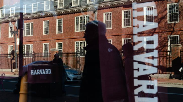 L’université Harvard se reflète dans la vitrine d’un magasin de souvenirs situé en face du campus, le 17 avril 2025, à Cambridge, dans le Massachusetts, aux Etats-Unis.