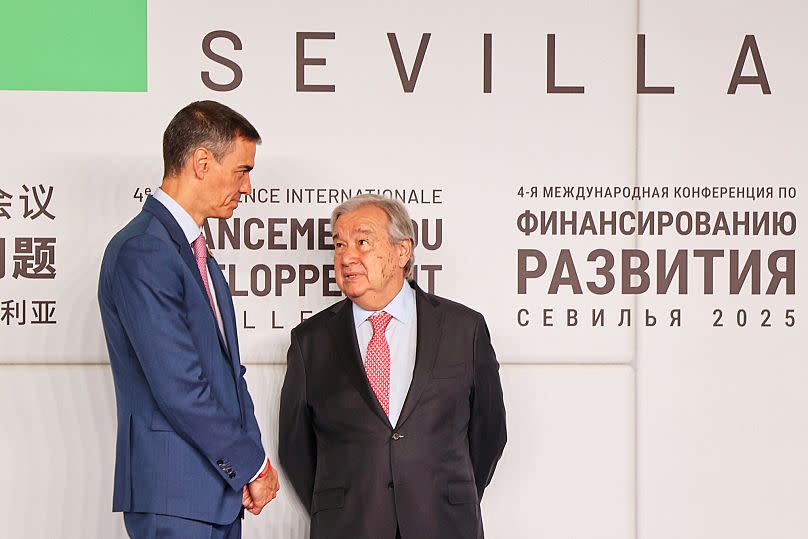 Pedro Sánchez et António Guterres lors de la réunion sur le financement du développement à Séville, le 30 juin 2025.