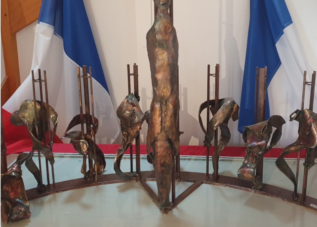 une sculpture en hommage aux fusillés de la ville