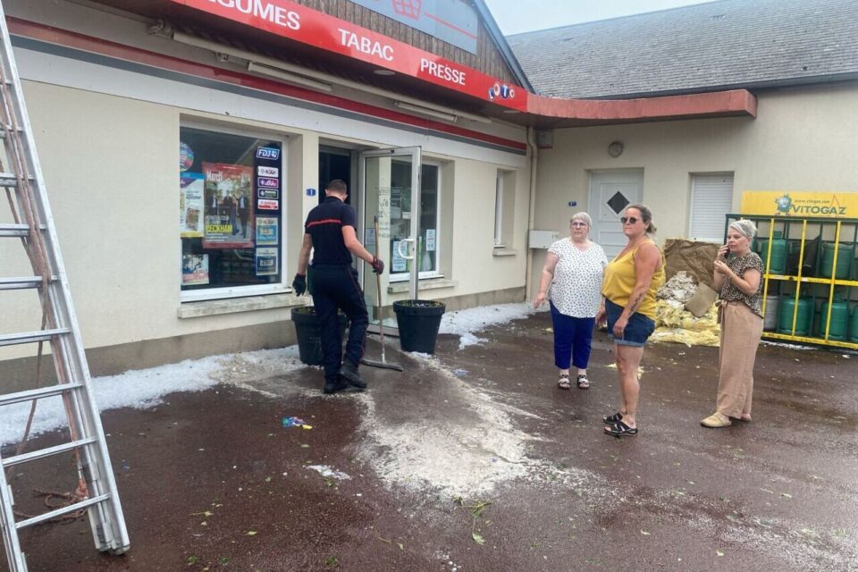 À Landisacq, près de Flers (Orne), les pompiers sont intervenus sur l’épicerie du village qui a été victime d’une grosse inondation.