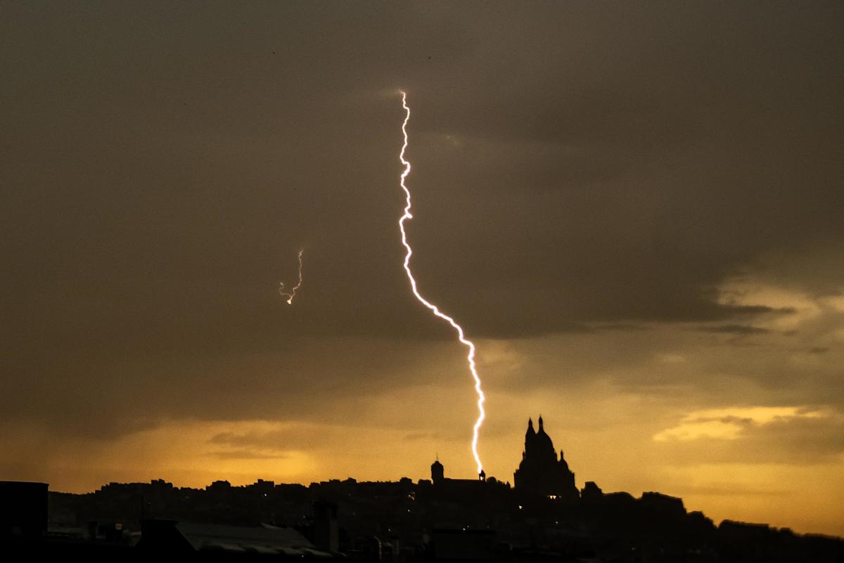 Les impressionnantes images des orages à Paris