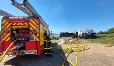 Des caravanes prennent feu, l'incendie se propage à une forêt