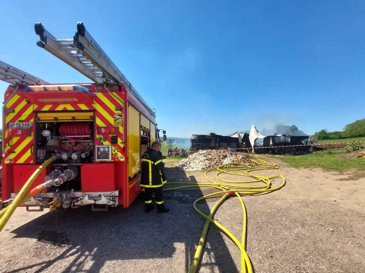 Des caravanes prennent feu, l'incendie se propage à une forêt