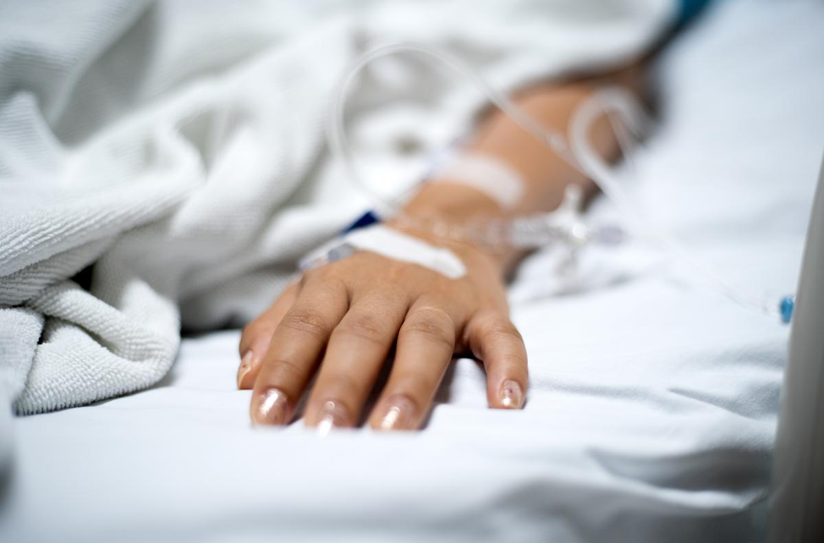 une vingtaine de médecins ont ignoré ses symptômes, elle souffrait en réalité d'un cancer de stade quatre