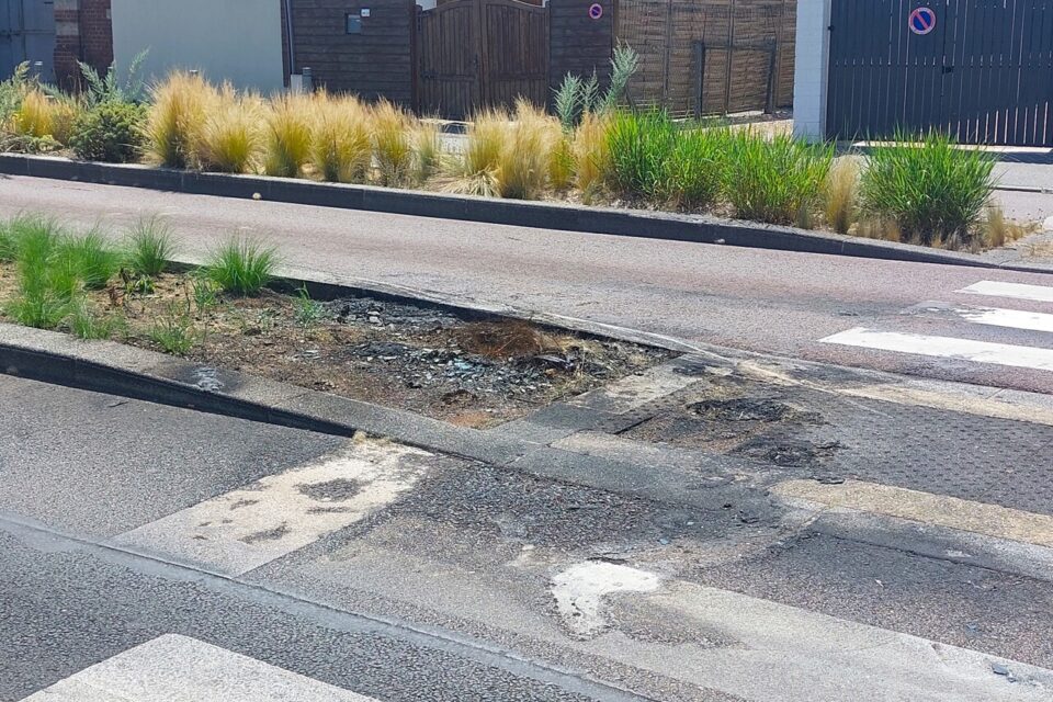 Fin mai 2025, un dramatique accident s'est produit sur le boulevard : deux véhicules se sont embrasés et un homme a perdu la vie.