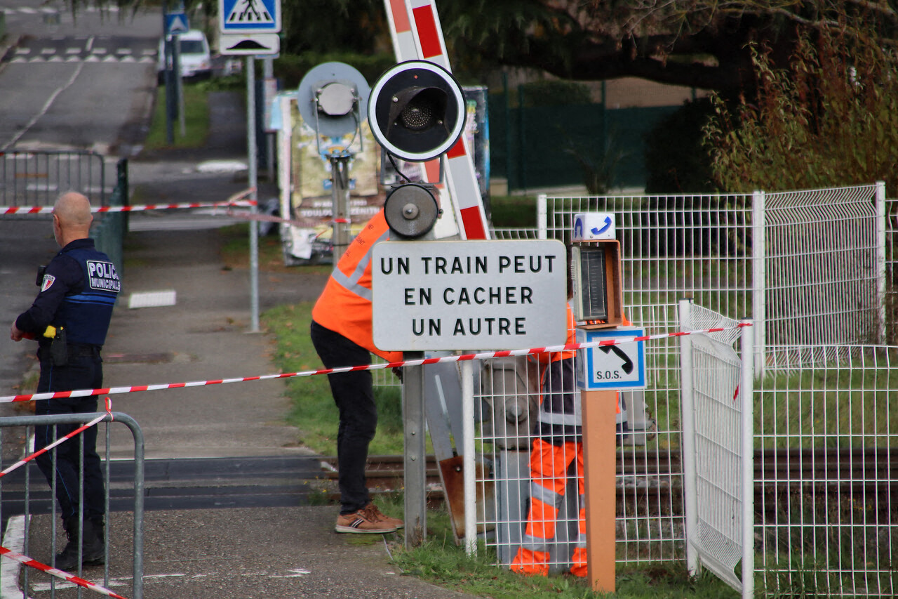 percuté par un train à un passage à niveau, un piéton trouve la mort