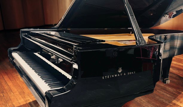 Acquis par le pianiste de Passions Croisées Guillem Aubry, un Steinway entièrement restauré trône désormais dans l’église Saint-Guillaume.   Photo Dr