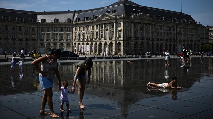 A Bordeaux, où des personnes cherchent ici à se rafraichir en juillet 2024, les températures pourraient atteindre les 34 degrés ce mercredi 11 juin.