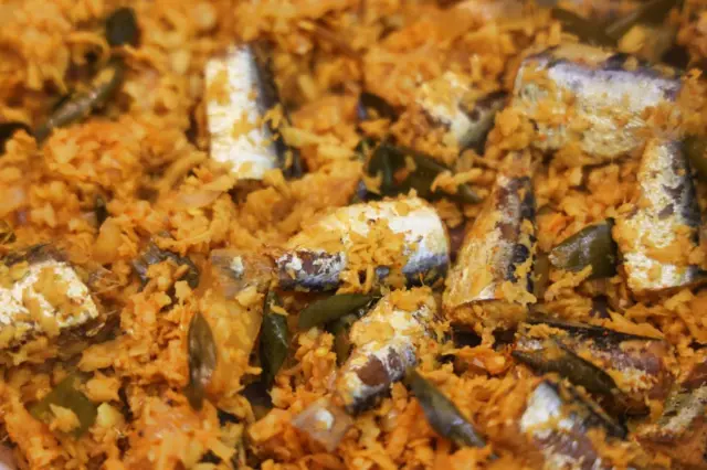 Un plat composé de sardines
