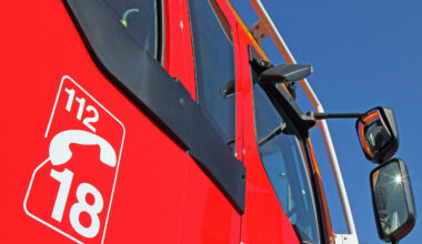 un homme grièvement blessé et la route coupée