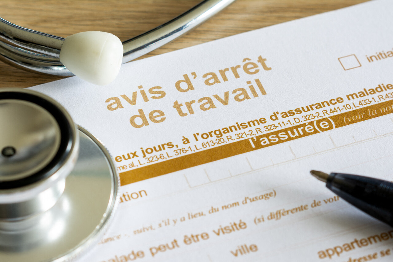elle part à l'étranger pendant son arrêt maladie, la Sécu lui réclame ses indemnités journalières